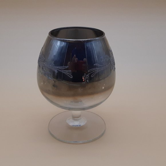 Two Mirrored Wine Glasses or Chalices - Picture 6 of 11
